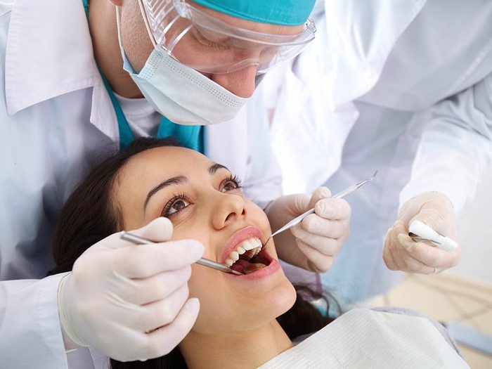 Les dentistes recommandent une visite par an.