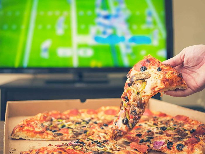 Manger devant la télé n'est pas bon pour votre graisse abdominale.