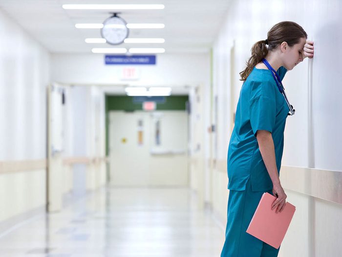 Les infirmières doivent souvent réconforter les patients.