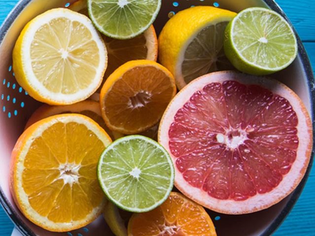 Gardez une peau hydrate grce  la vitamine C contenue dans les agrumes.