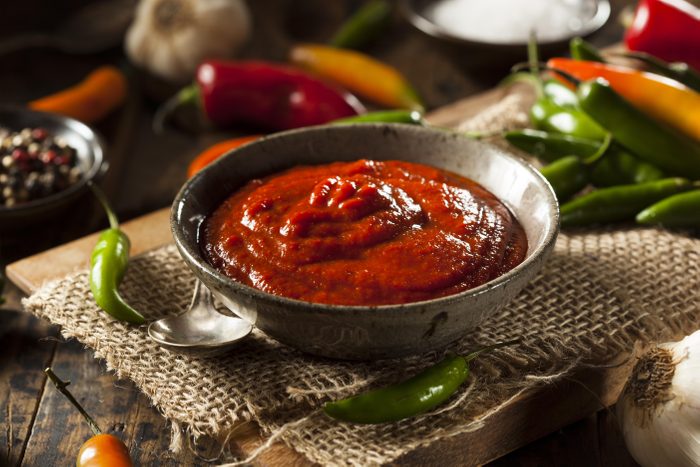 Parmi les meilleurs sauces et condiments, essayez la sauce sriracha.