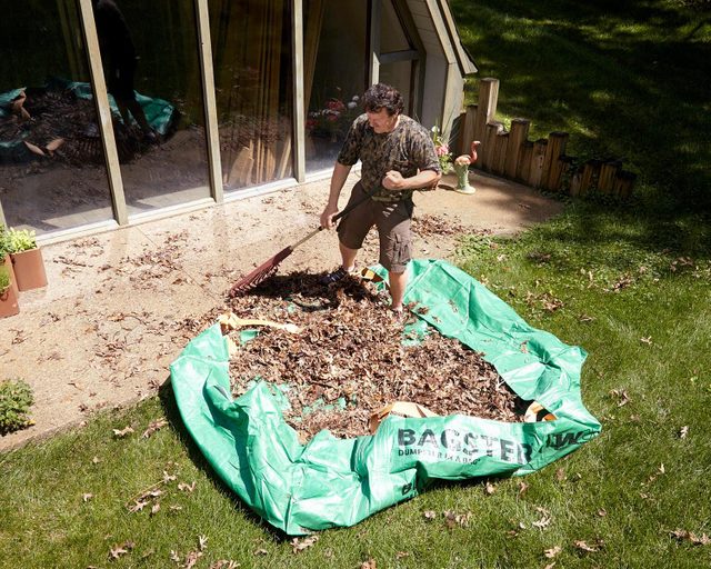 Trucs rnovation: servez-vous d'un sac de bricoleur pour ramasser plus vite les feuilles mortes du jardin.
