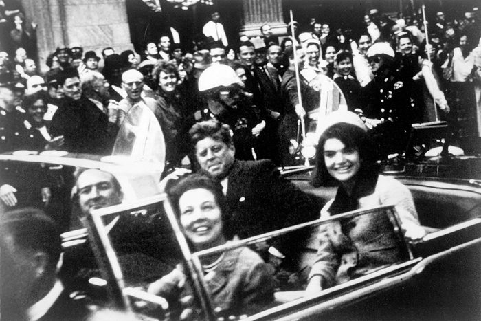 Assassinat de JFK : le président a été frappé d'une balle à la tête.