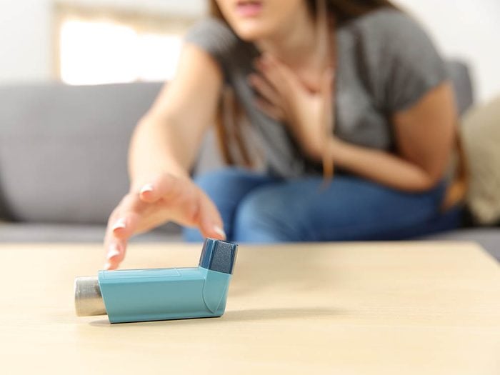 Un inhalateur permet de calmer l'asthme.