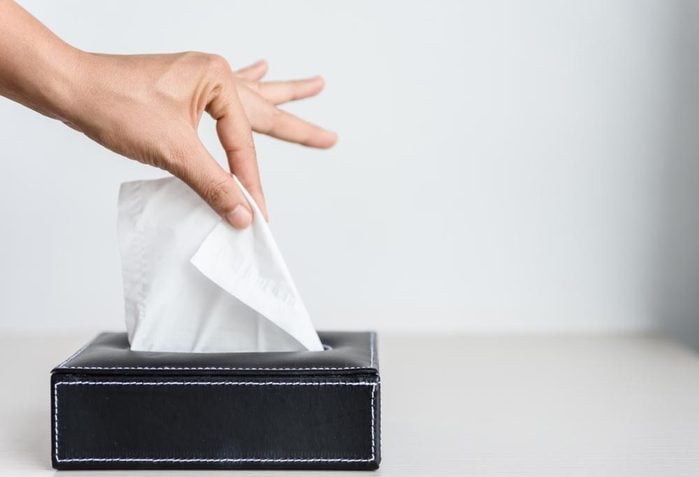 Évitez d'attraper un rhume en protégeant vos mains avec un mouchoir en papier.