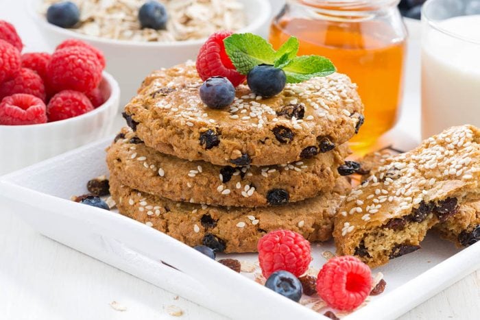 Essayez cette recette de biscuits santé à l'avoine et aux bleuets séchés.