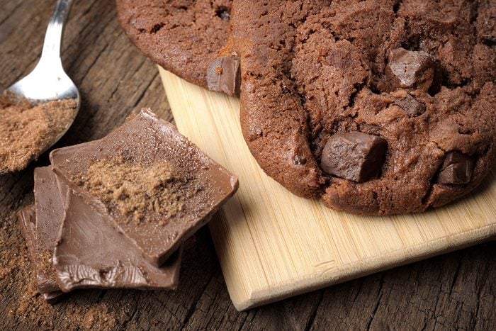 Dégustez des biscuits santé double chocolat à la cerise et aux baies de poivre rose.