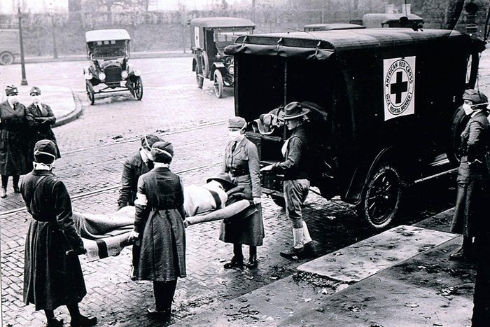 Chair de poule : photo d'un camion de la Croix-Rouge emportant des victimes de la grippe.