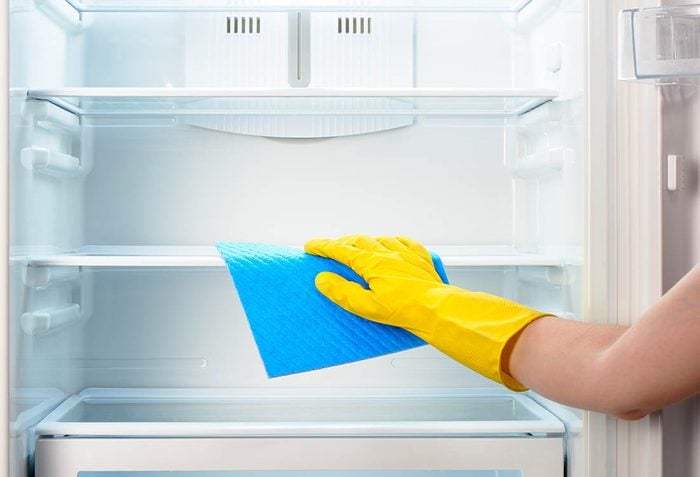 Diminuez votre consommation d’électricité en nettoyant votre réfrigérateur et congélateur.