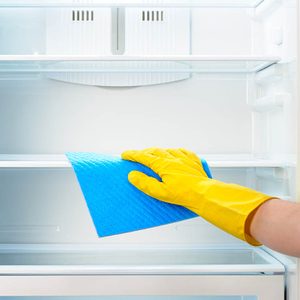 Diminuez votre consommation d’électricité en nettoyant votre réfrigérateur et congélateur.