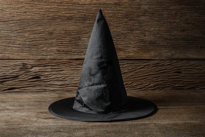 Le costume d'Halloween le plus répandu est celui de la sorcière.