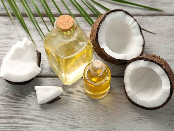 Le dermatologue recommande l'utilisation de l'huile de coco pour traiter les vergetures.