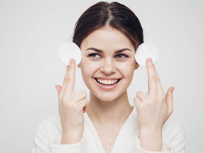 Conseil de dermatologue: nettoyez votre visage religieusement.