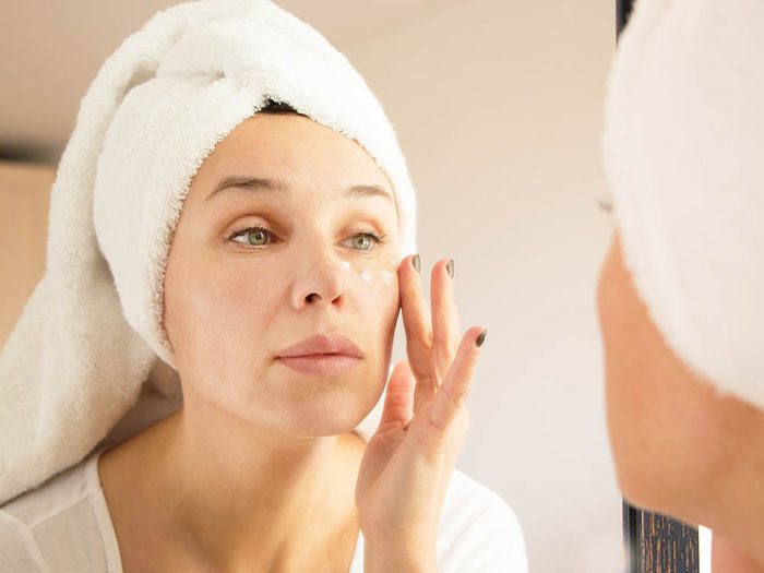 Votre dermatologue recommande d'utiliser un soin spécial pour le contour des yeux.