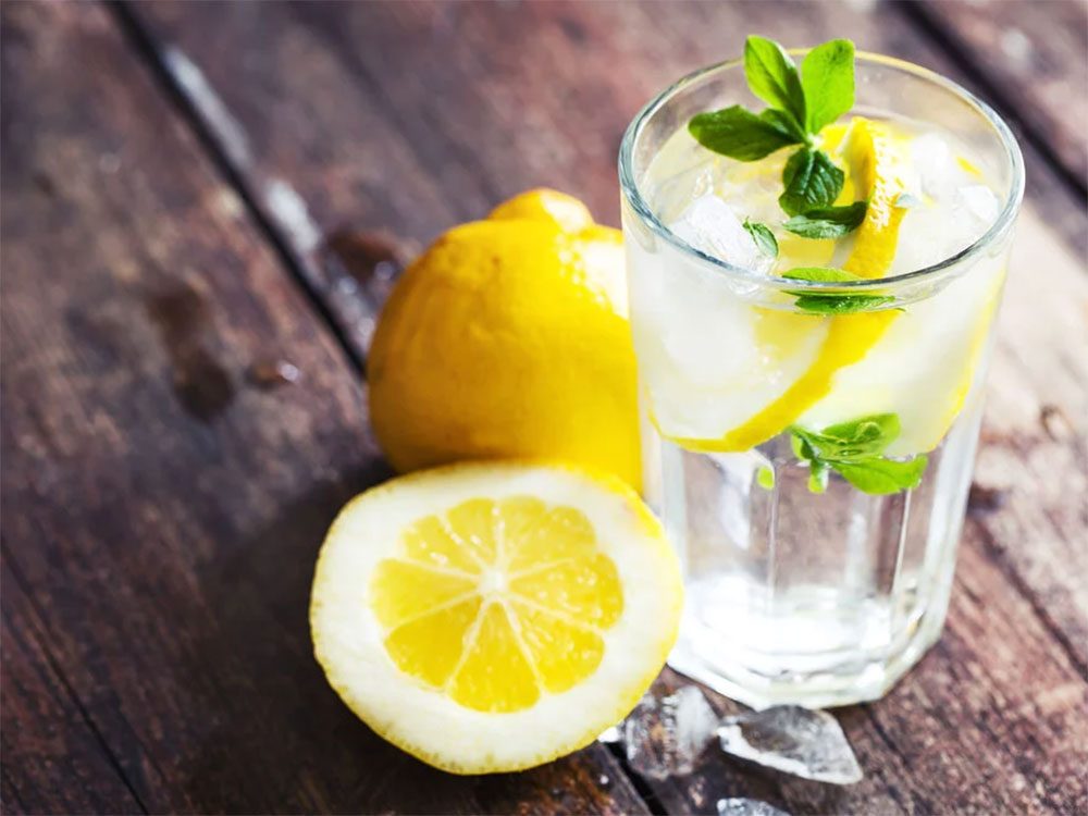 Boire de l'eau citronnée élimine les toxines et permet de détoxifier son corps naturellement.