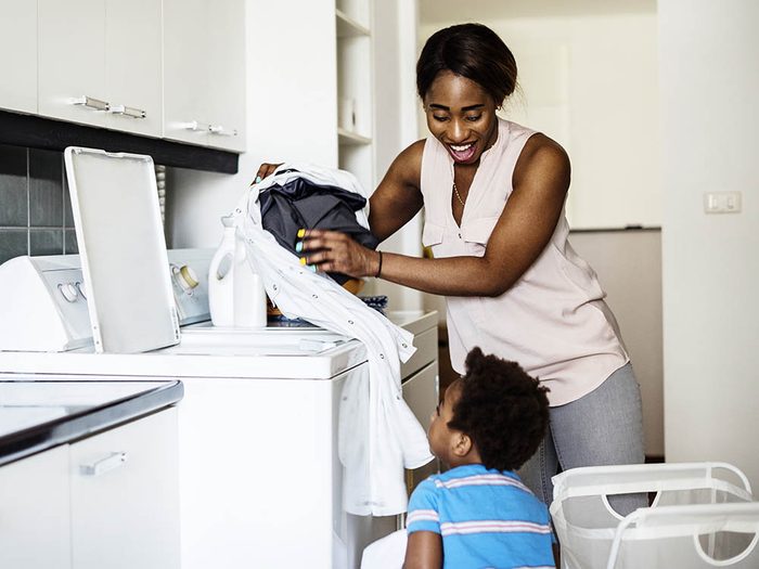 Passez du temps en famille en faisant les tâches ménagères ensemble.