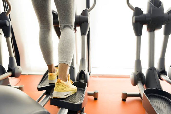 Au gym, le simulateur d'escaliers est très efficace pour maigrir.