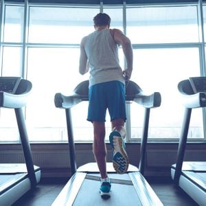 Au gym, essayez le tapis roulant pour un entrainement efficace.