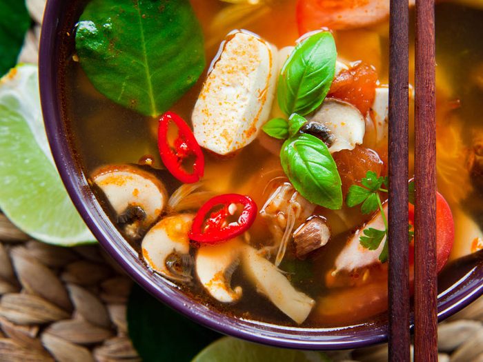 Lundi sans viande : essayez cette soupe japonaise aux tomates et au tofu.