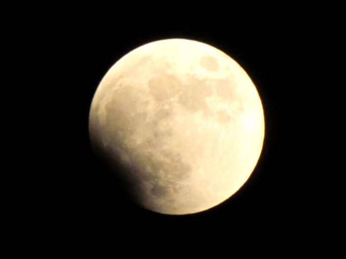 La lune nous offre des éclipses une à deux fois par an.