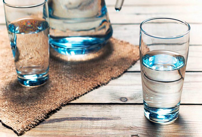 Stimulez votre métabolisme en commençant la journée avec un verre d'eau.