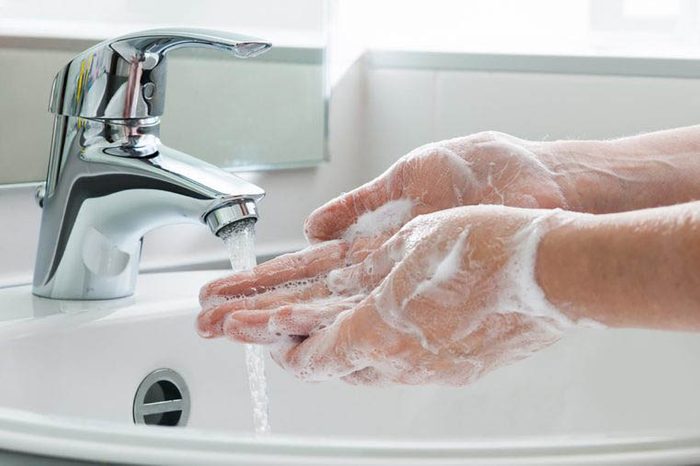 Pour éliminer les microbes, lavez-vous correctement les mains.