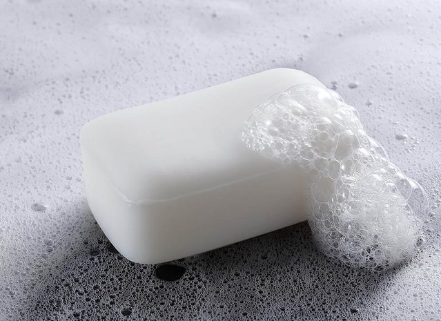 Les microbes prolifrent sur les pains de savon utiliss par plusieurs personnes.