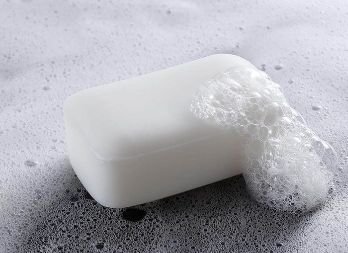 Les microbes prolifèrent sur les pains de savon utilisés par plusieurs personnes.