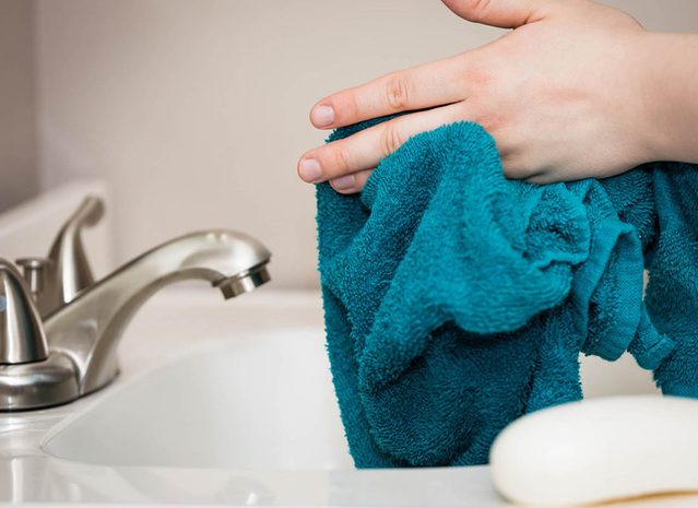 vitez le partage de microbes en attribuant  chaque membre de la famille sa propre serviette  mains.