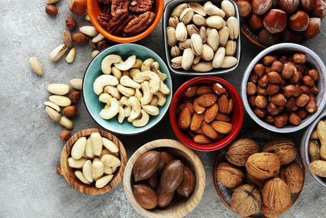 Pour perdre du poids, mangez une poigne de noix en collation.