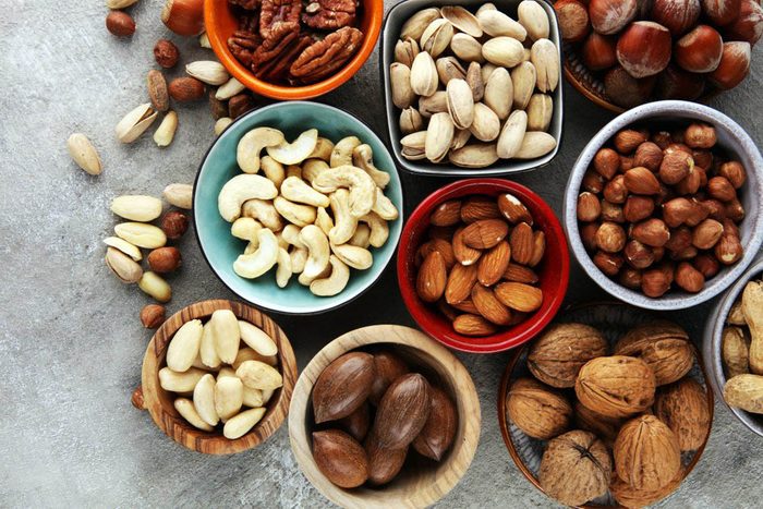 Pour perdre du poids, mangez une poignée de noix en collation.