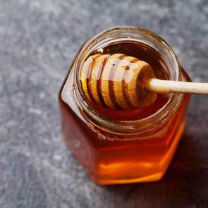 Le réfrigérateur risque de cristalliser le sucre du miel.
