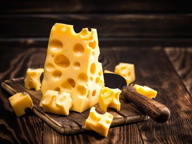 Comment combattre le rhume: manger du fromage suisse.