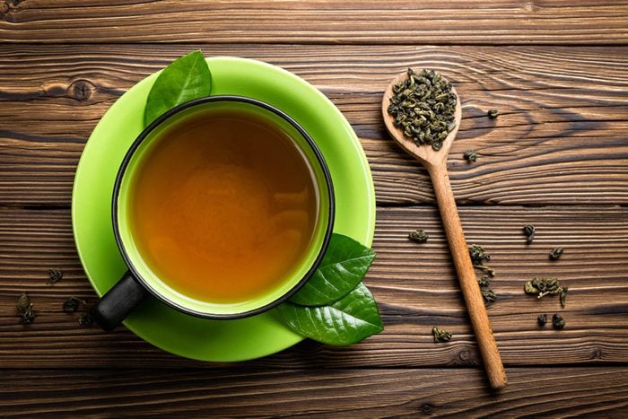 Pour une alimentation anti-inflammatoire, buvez du thé vert.