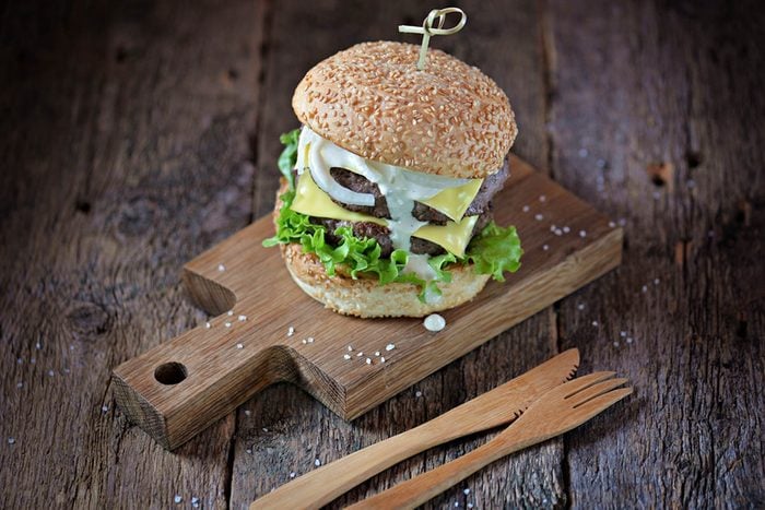 Pour une alimentation anti-inflammatoire, évitez de commander un double-burger au fromage.