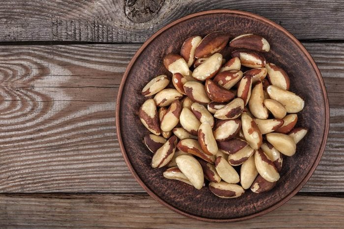Pour une alimentation anti-inflammatoire, mangez des noix du Brésil.