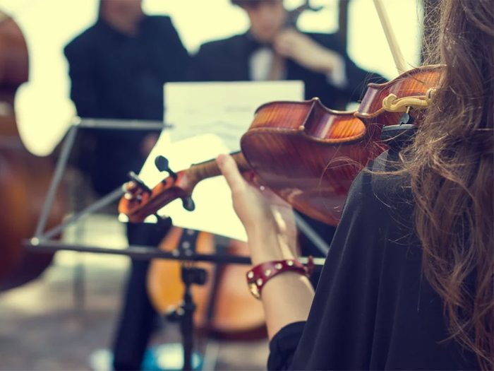 Une femme qui joue du violon.