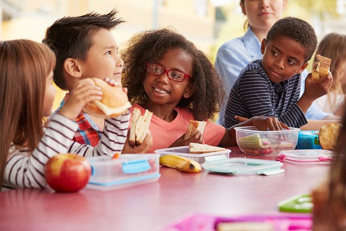 Dans la boîte à lunch de votre enfant, incluez un fait divers qui pourrait l'intéresser.