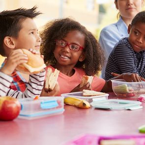 Dans la boîte à lunch de votre enfant, incluez un fait divers qui pourrait l'intéresser.