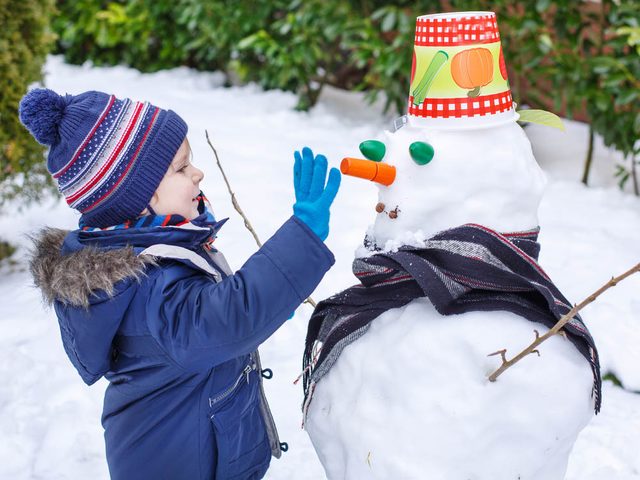Pour faire un bonhomme de neige, soyez cratif avec les dcorations.