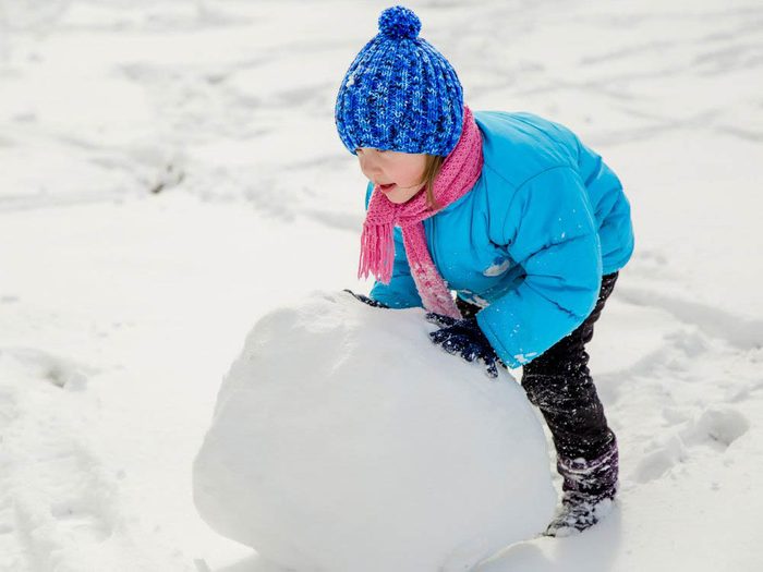 Pour faire un bonhomme de neige, roulez correctement les boules.