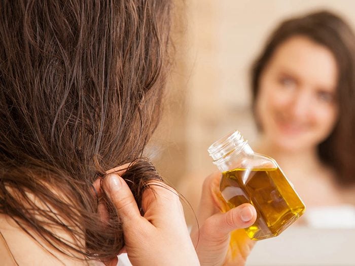 Vos cheveux risquent d'être alourdis par une trop grande quantité de produit.