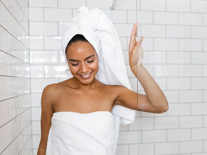 Vos cheveux ne doivent pas être séchés dès la sortie de la douche.