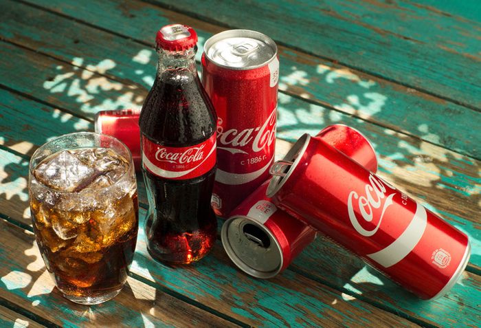 Le Coca Cola peut être utilisé pour enlever la gomme.