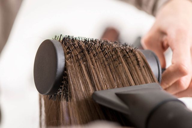 Le coiffeur sait que l'humidit endommage vos cheveux.