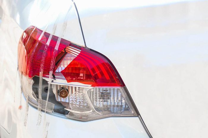 Conseils automobile : utilisez du ruban adhésif pour réparer les feux de signalisation cassés.