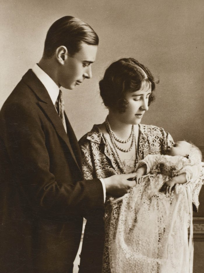Famille royale : photo du bébé Élisabeth et ses parents.