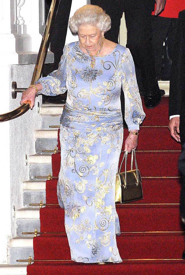 La famille royale doit descendre les escaliers gracieusement.