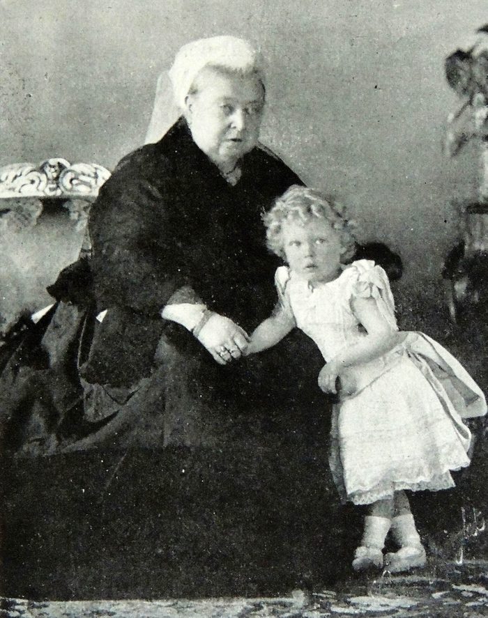 Famille royale : photo du futur (et maintenant feu) roi Édouard VIII et son arrière-grand-mère Victoria.