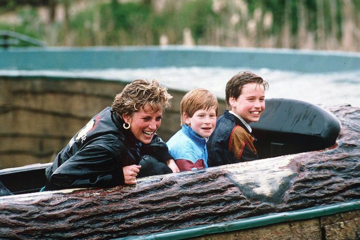 Famille royale : photo de Diana et ses enfants au parc aquatique.